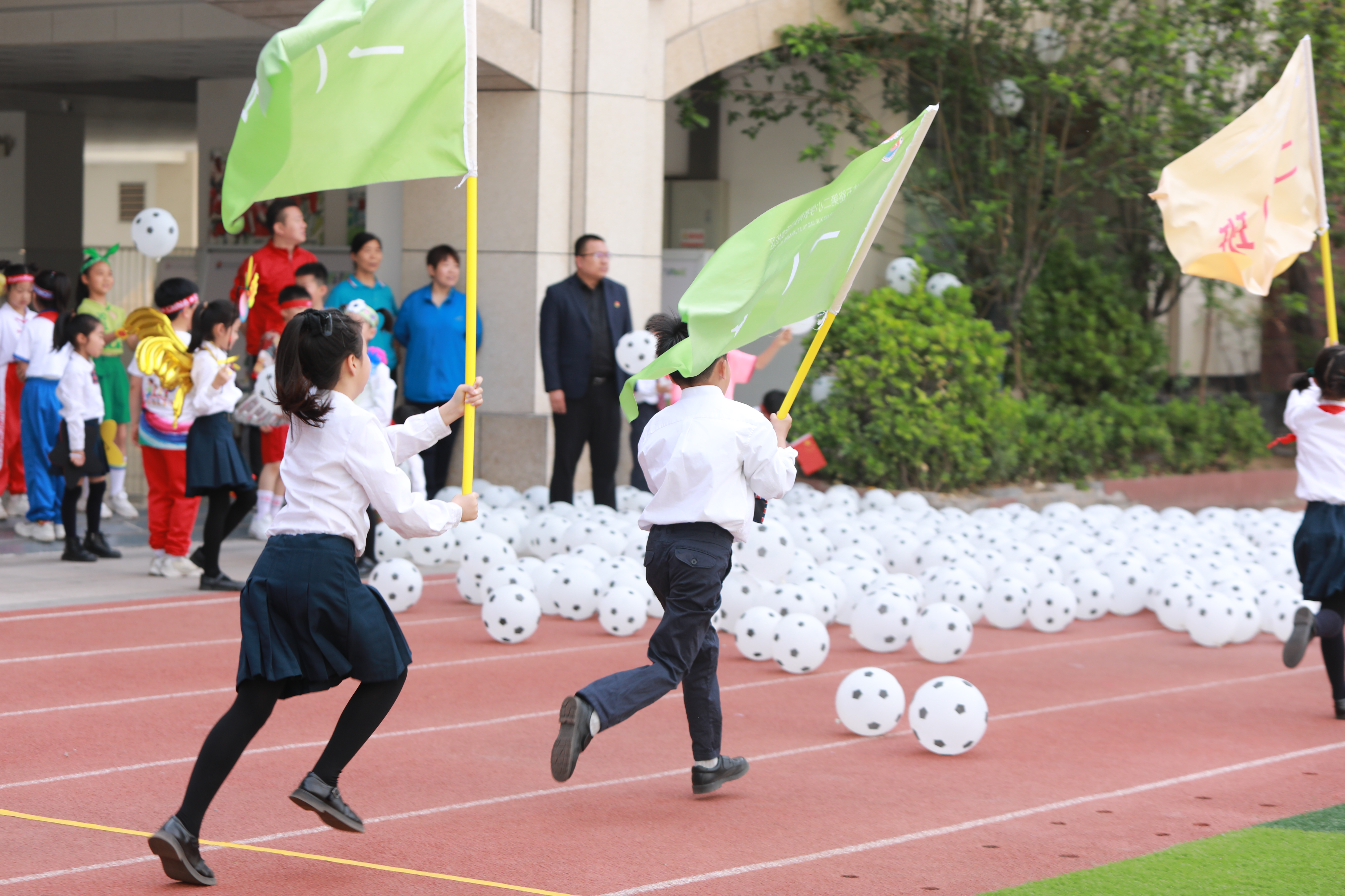 包含热血澎湃的足球赛场吸引着无数目光的词条