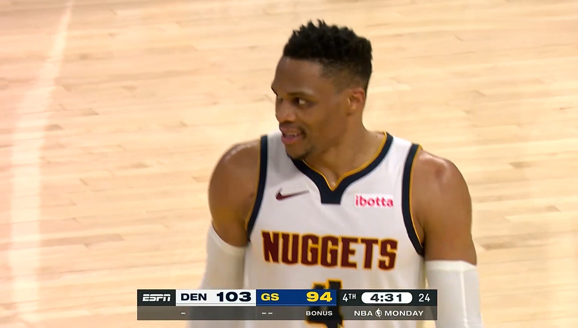 掘金老将受伤上场球队调整防卫