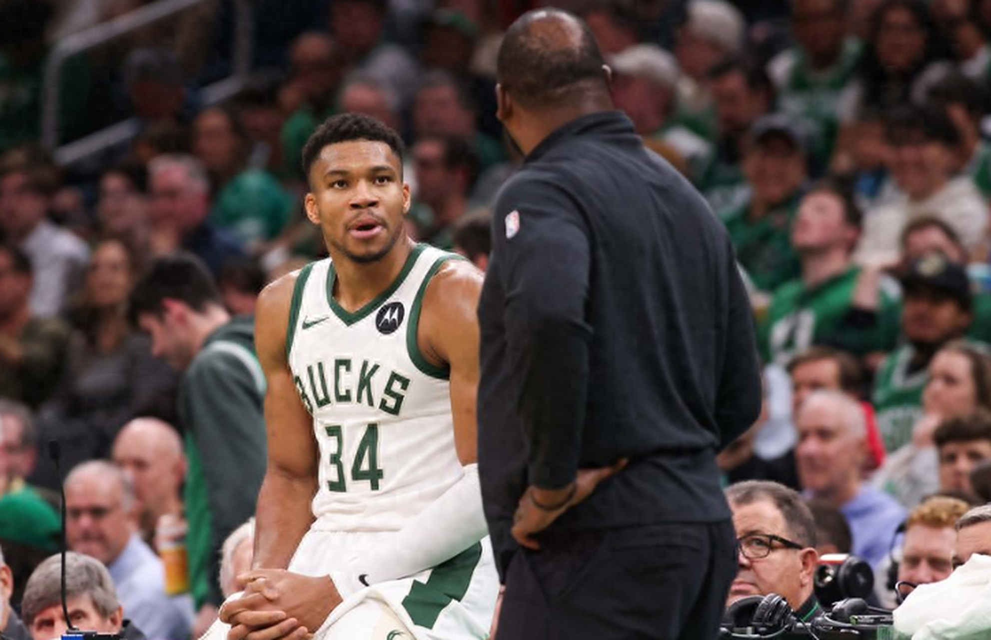 关于雄鹿击退凯尔特人，字母哥砍下33分的信息