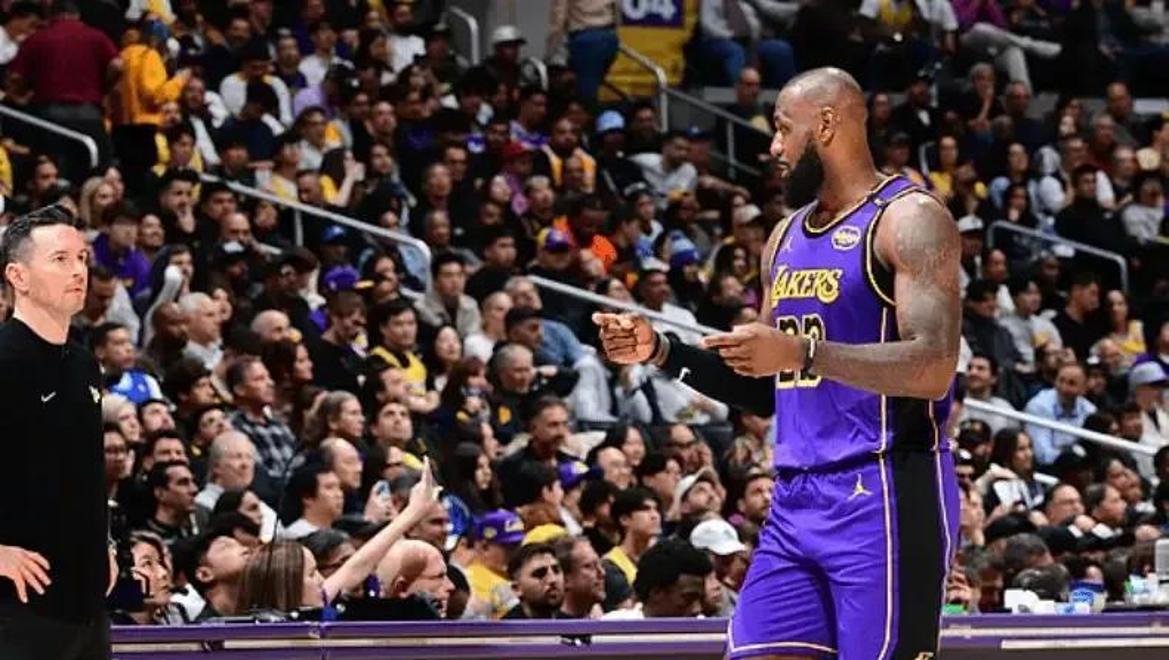 开云体育APP下载-湖人大胜勇士,取得八连胜!