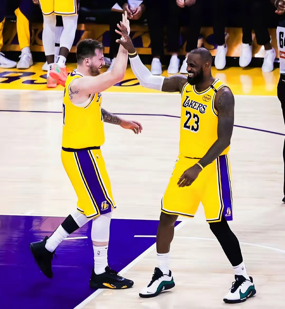 湖人大胜勇士，取得八连胜！