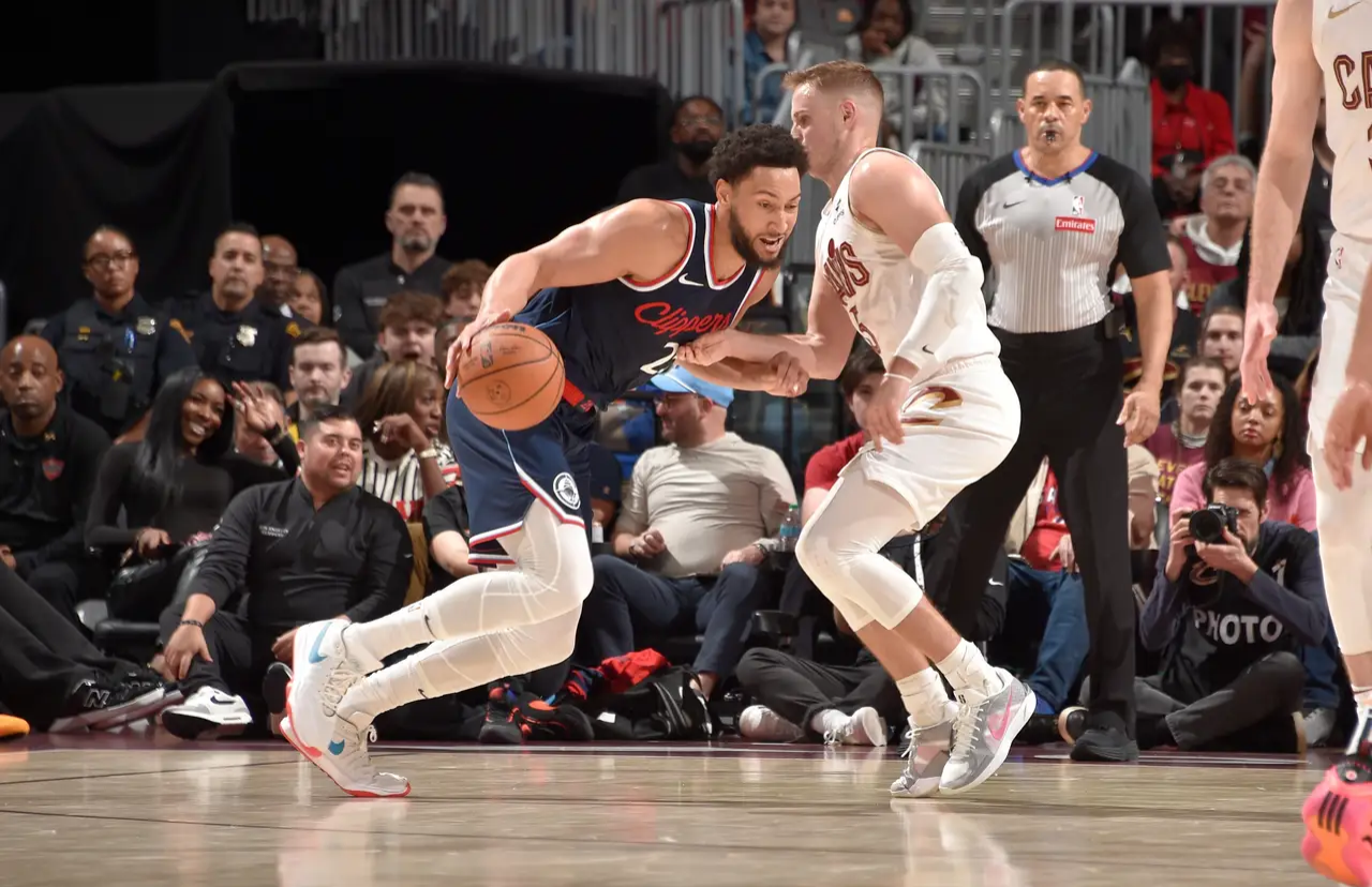 开云体育登录-爵士再次夺冠，击败公牛晋级总决赛