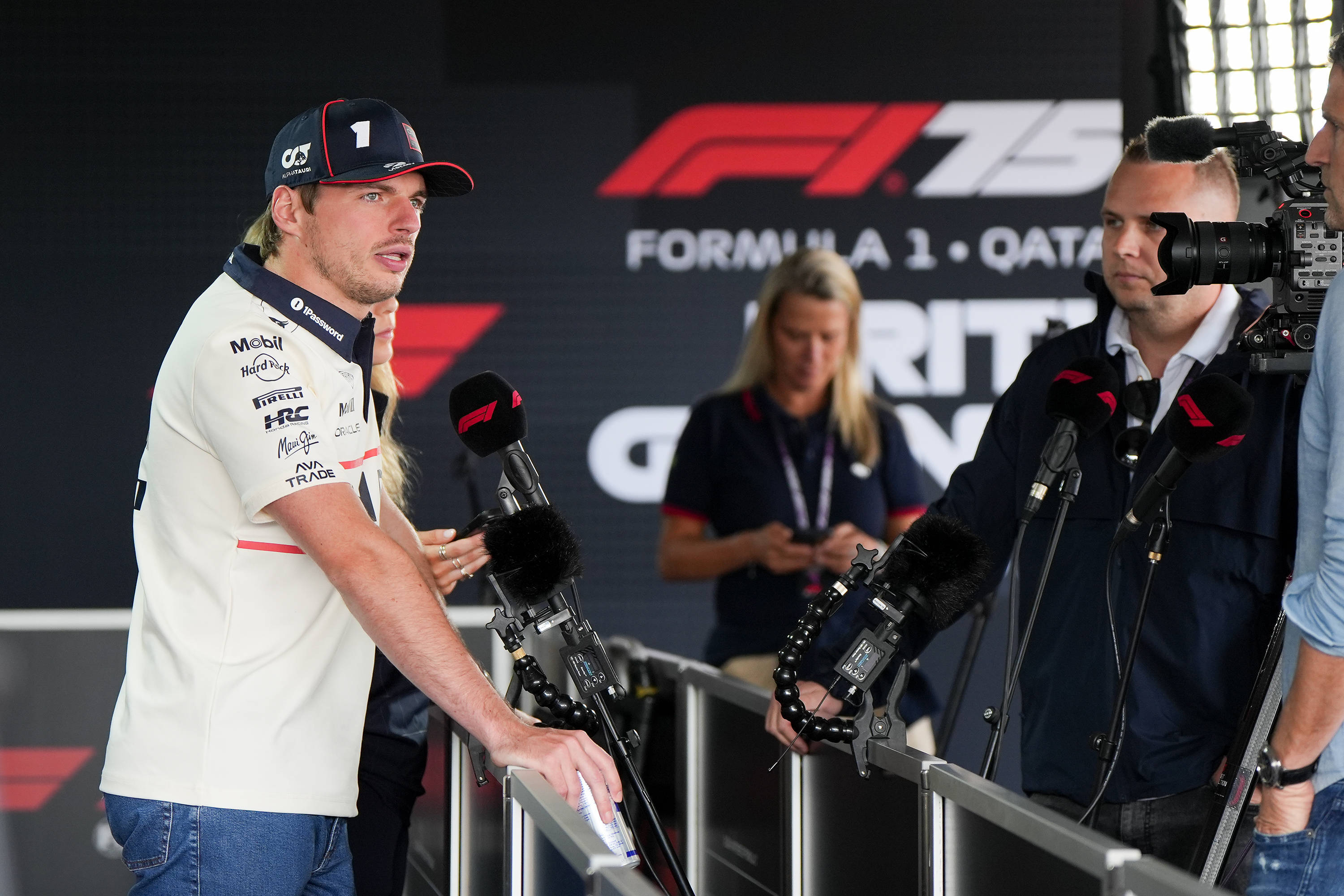 包含赛车赛后采访曝光，内幕引发热议的词条