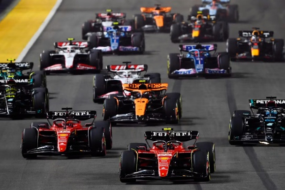 开云体育官网-梅赛德斯横扫哈斯车队，汉密尔顿点燃赛场