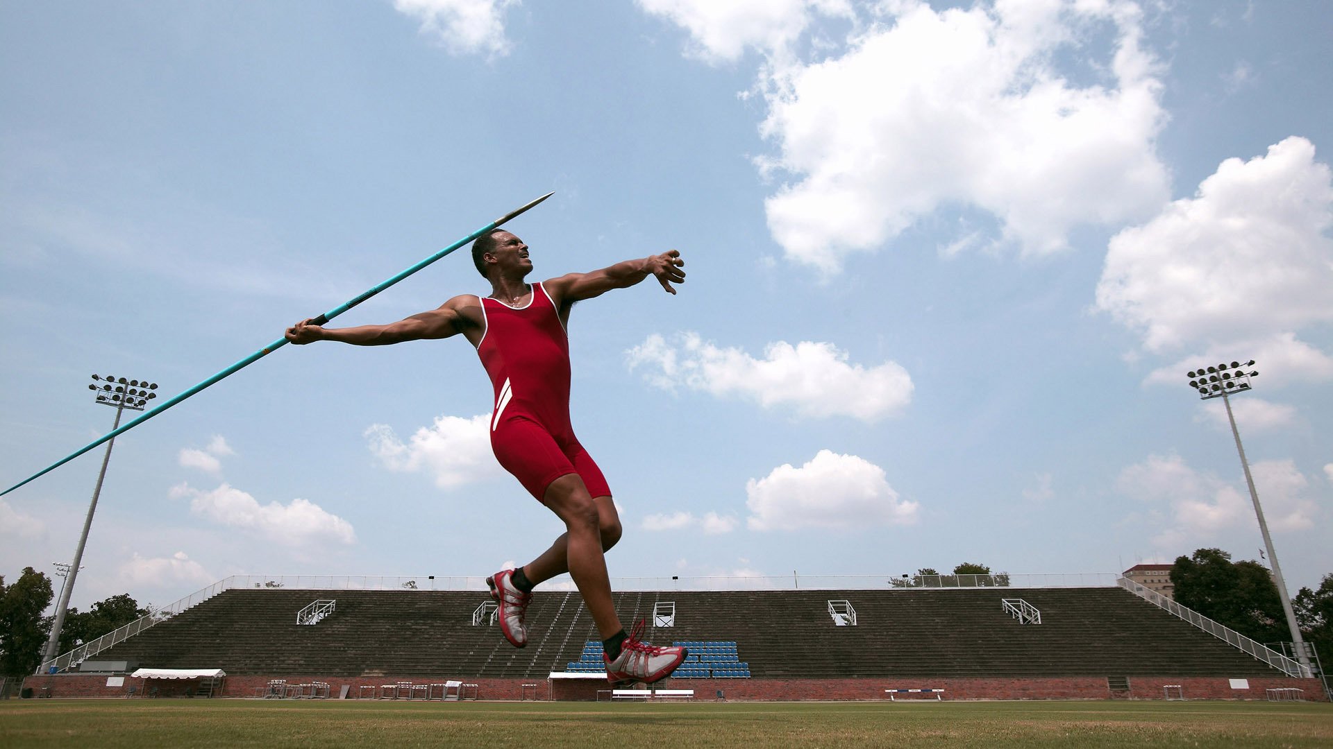开云APP-东西方关键先生同日闪耀，困境中淬炼的英雄主义