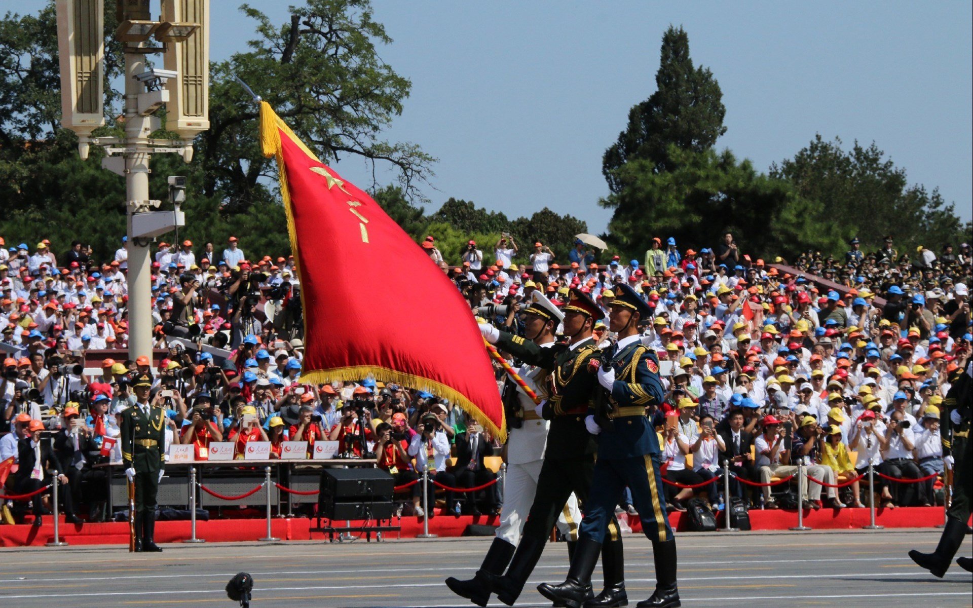 开云下载-绿茵烽火，乌克兰血拼厄瓜多尔，梅西在意甲焦点战接管比赛